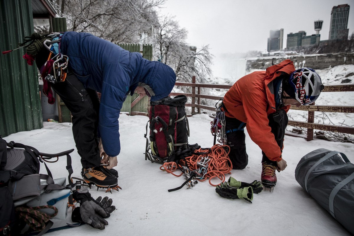 Bergsteiger Will Gadd erklimmt gefrorene Niagarafälle