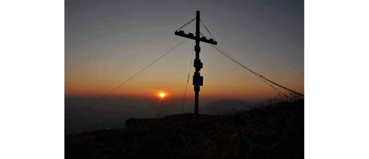Gipfelkreuz und Morgensonne