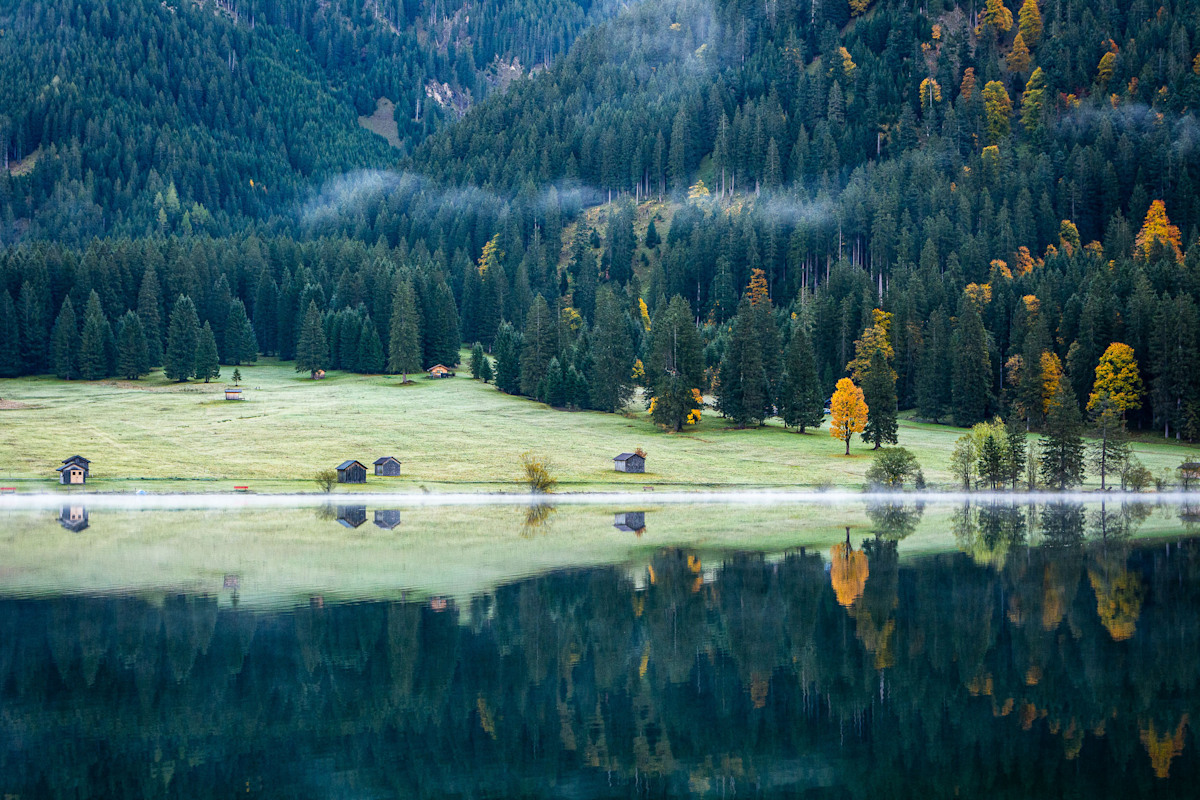 Die Hütten am Ufer