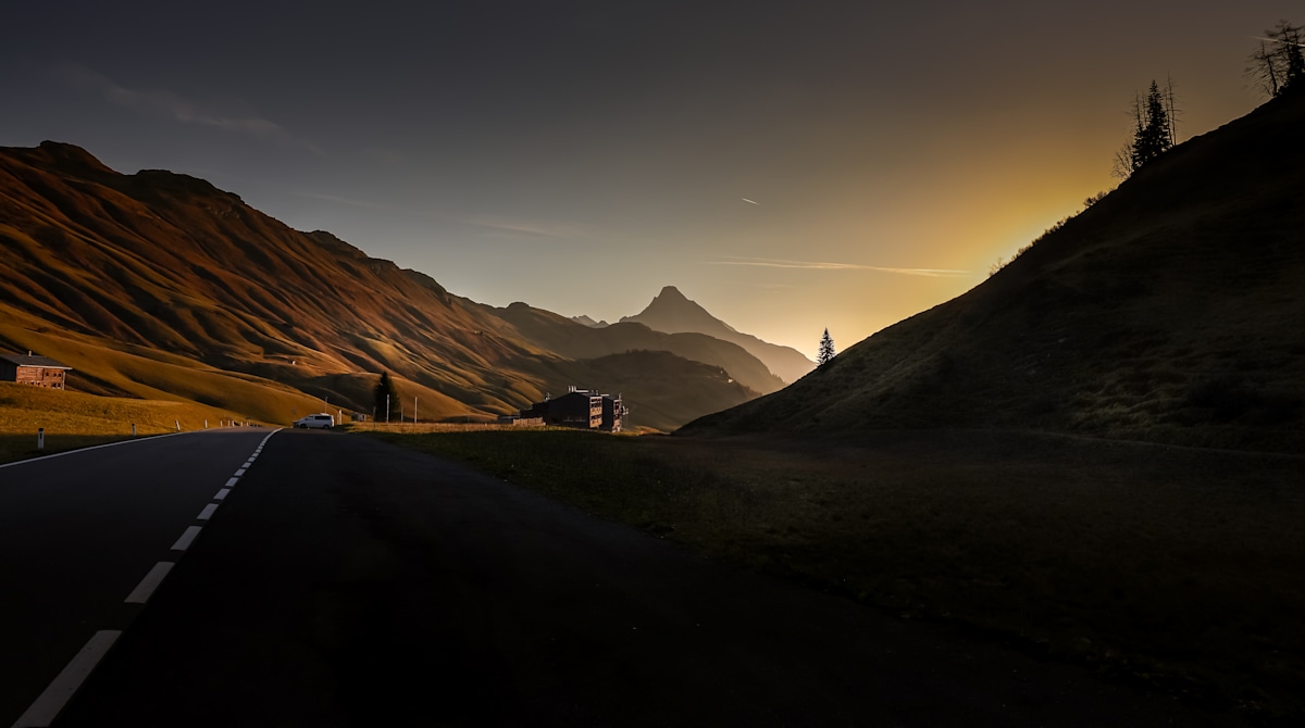 Erwachen am Pass: Licht und Linie