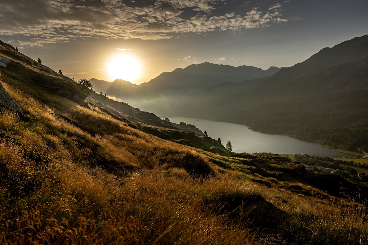 Herbstgolde am Silsersee: Aufstieg zum Piz Lunghin