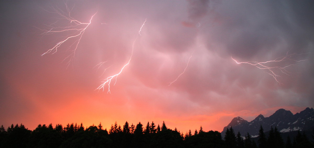 Sunset Thunderstorm mit Dachstein