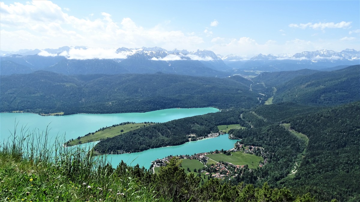Blick vom Herzogstand auf den Walchensee und das am Horizont umliegende Karwendelgebirge