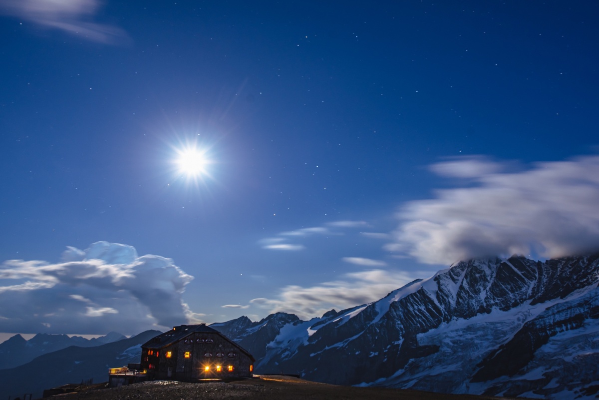Oberwalder Hütte im Mondlicht