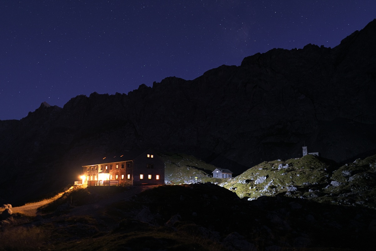 Lamsenjochhütte bei Nacht