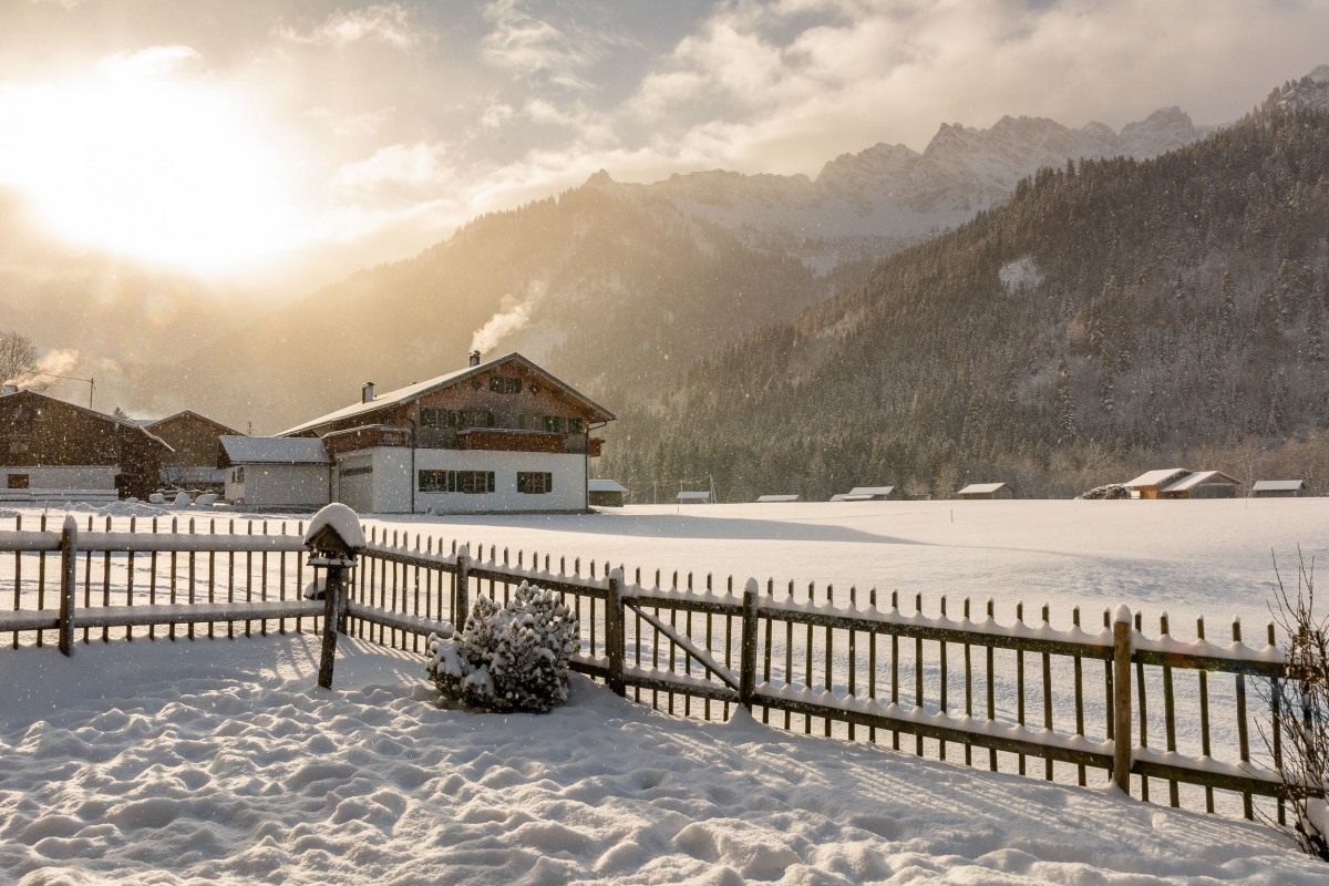 Sonnig mit leichtem Schneefall