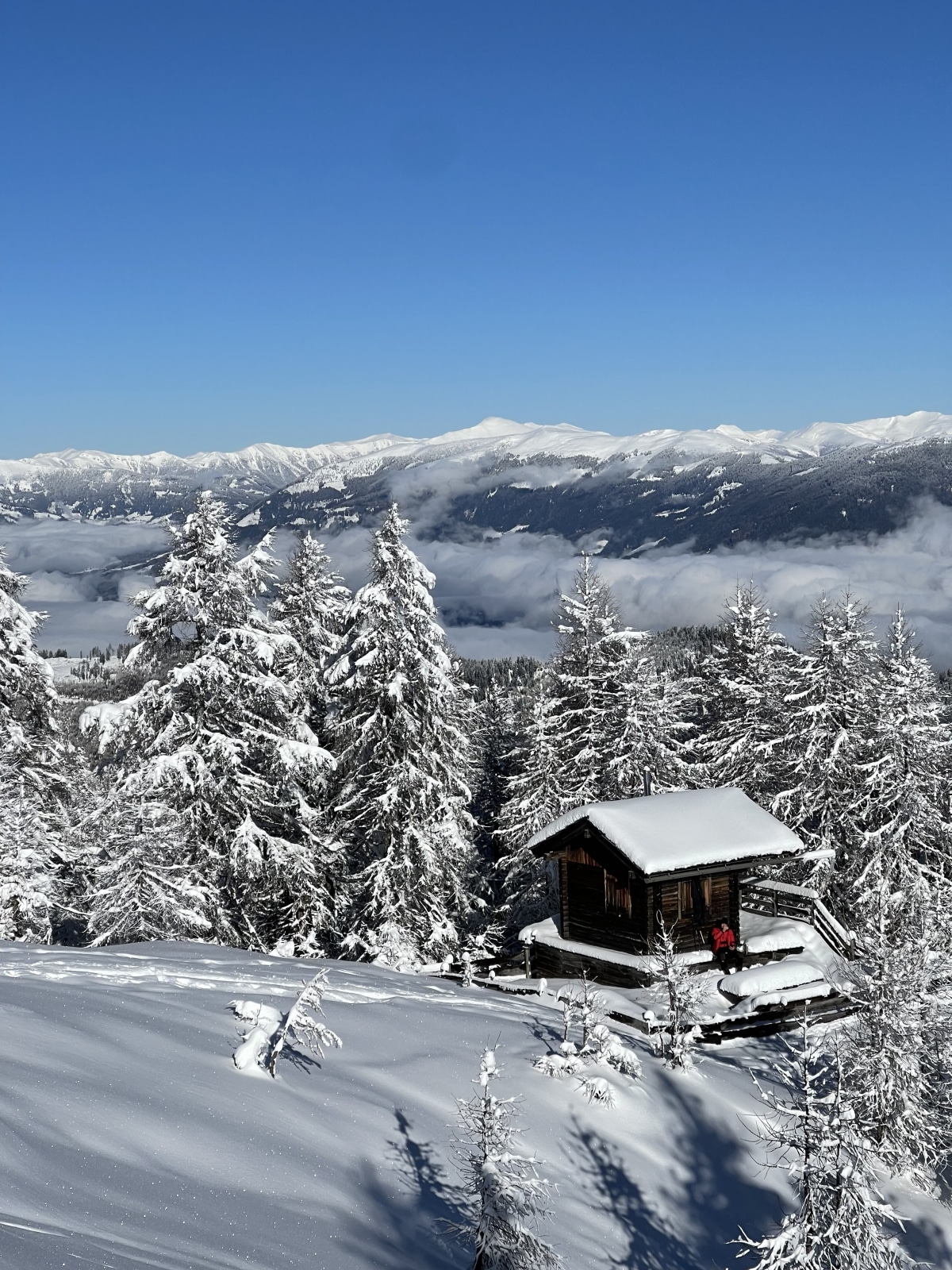 Stille Rast am Dobratsch: Ein einsamer Wanderer findet Ruhe