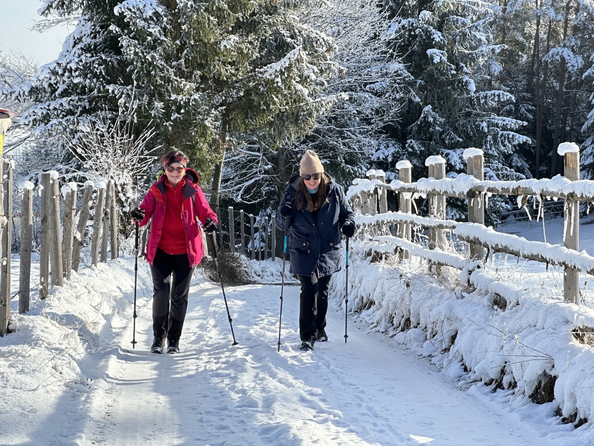 Wintergespräche am Dobratsch: Vertraute Harmonie unter schneebedeckten Gipfeln"