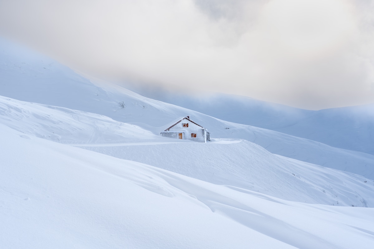 Verschneite Hütte