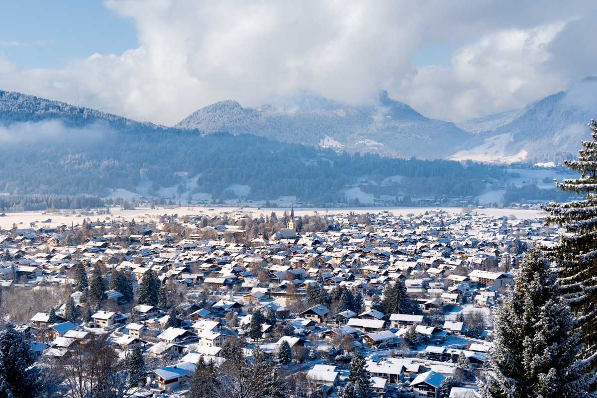Tief verschneites Oberstdorf