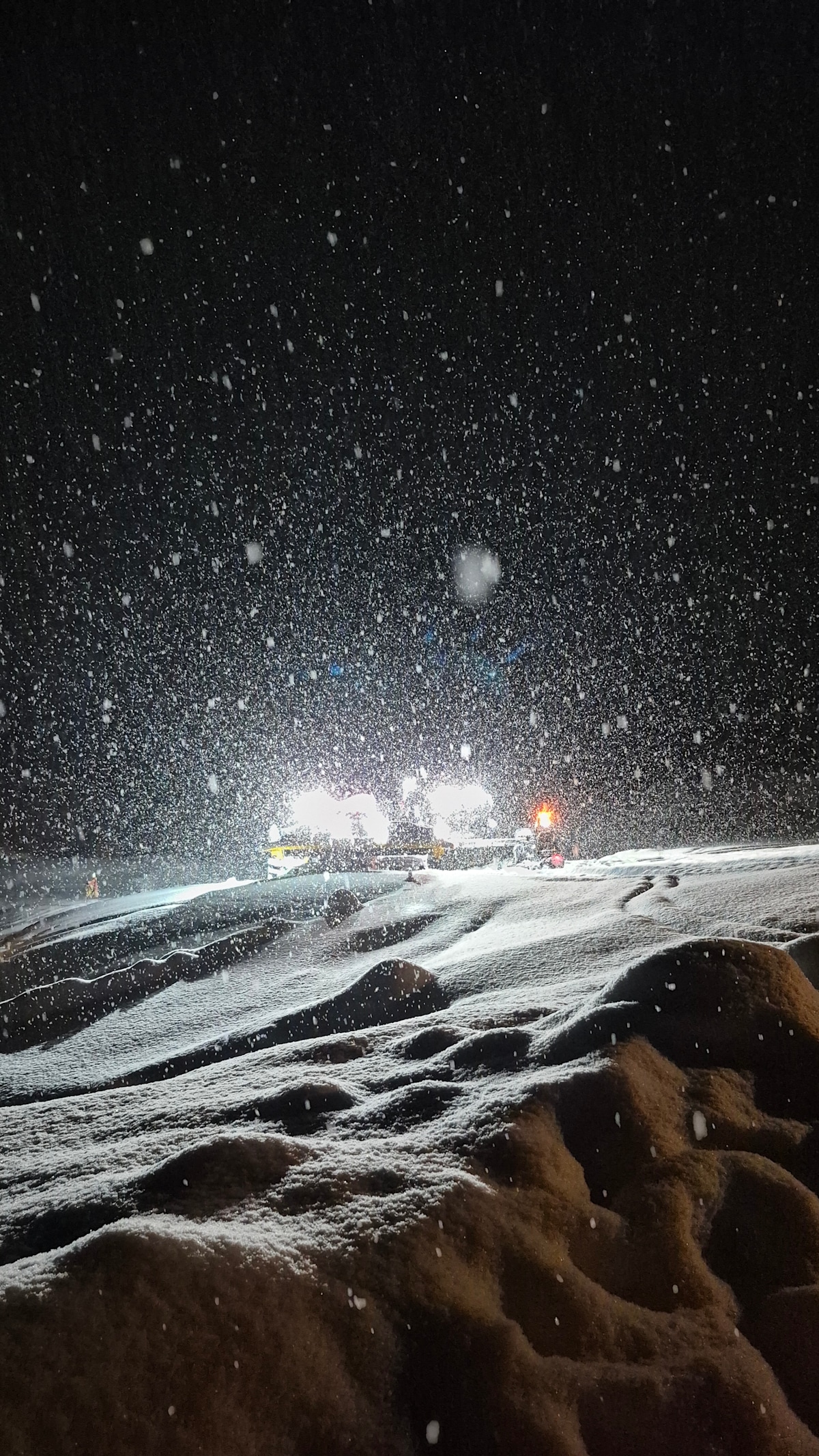 Pistenraupe im Schneegestöber 