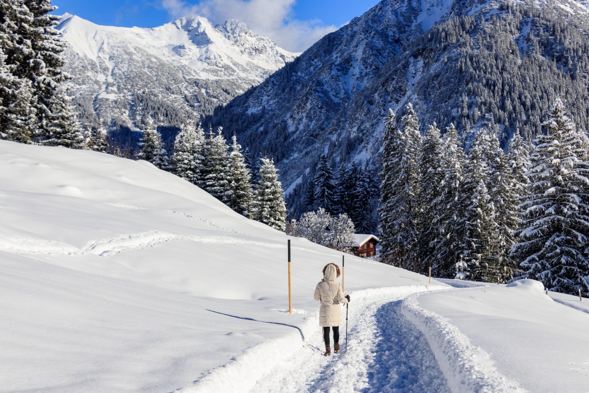 Wandern in den verschneiten Alpen