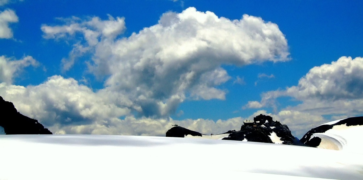 Hüfifirn Panorama  mit Planurahütte und Versorgungsheli