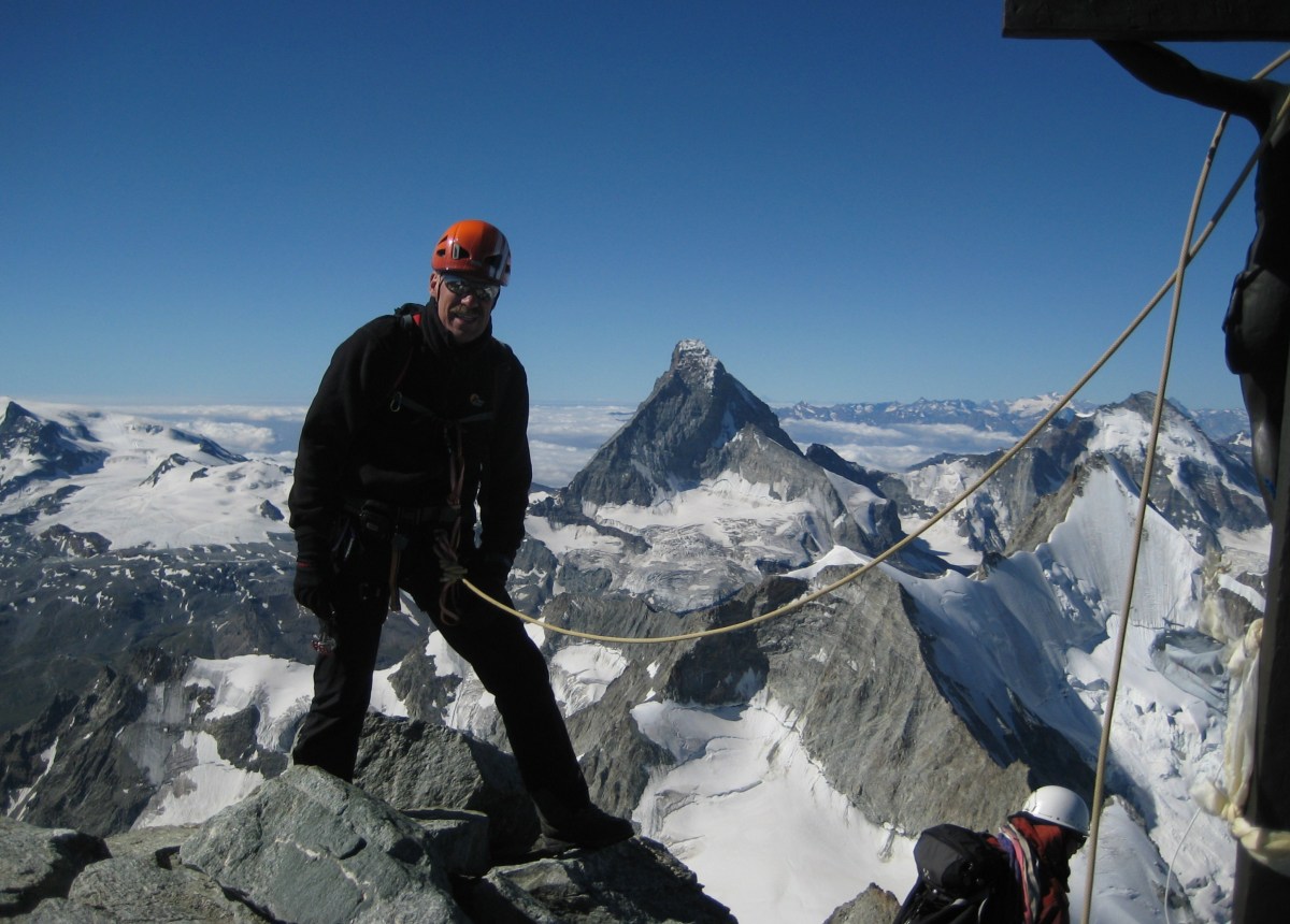 Gut gesichert am Gipfelkreuz vis a vis zum Matterhorn