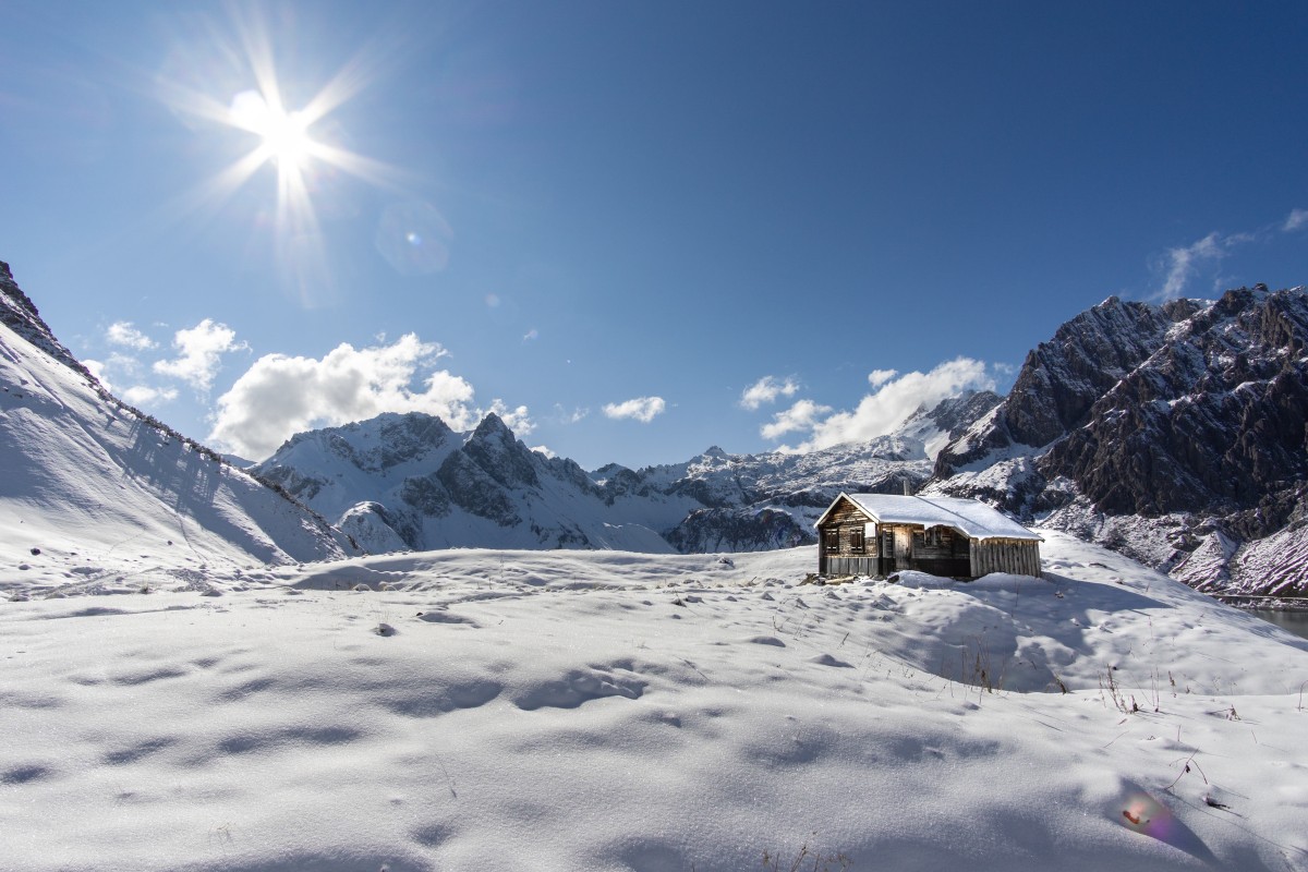 Winterliche Almhütte am Lünersee.