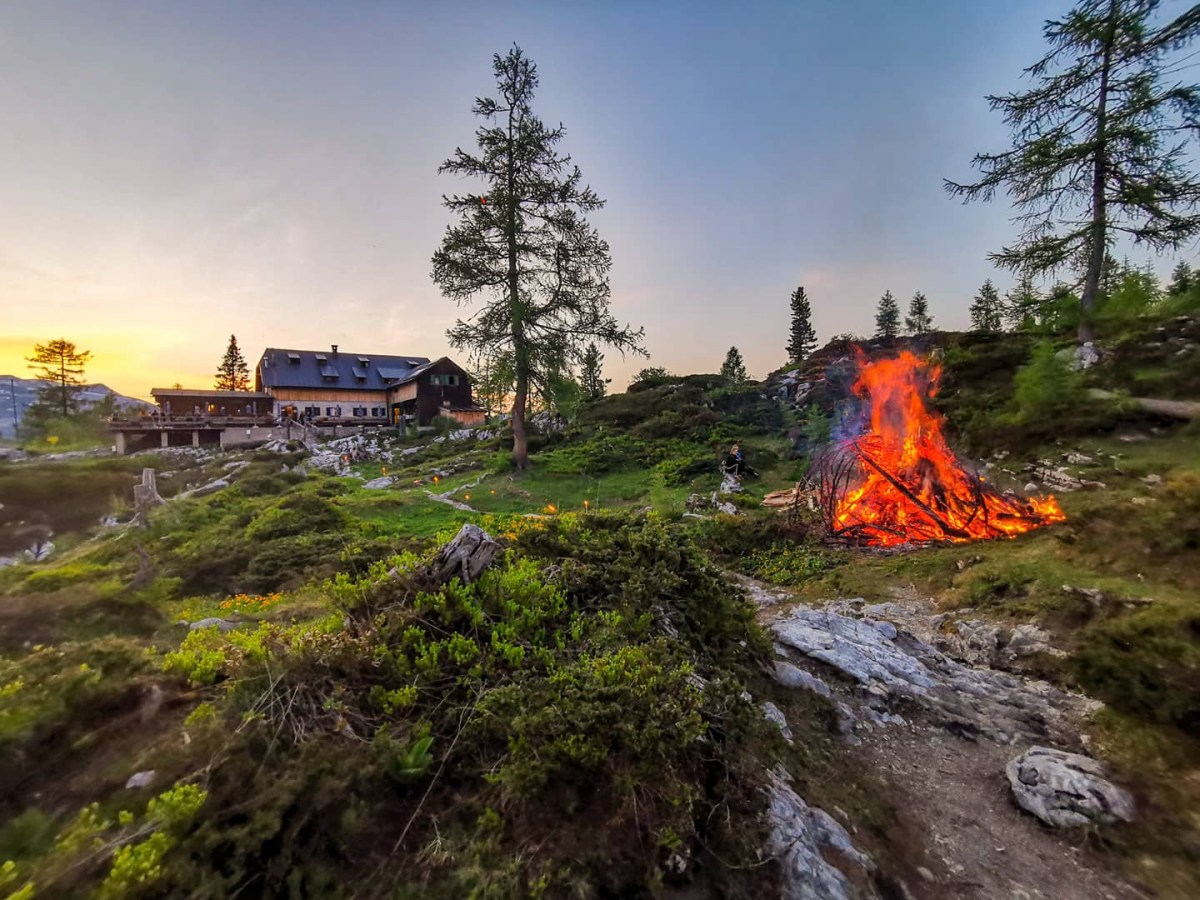 Sonnwendfeuer am Appelhaus