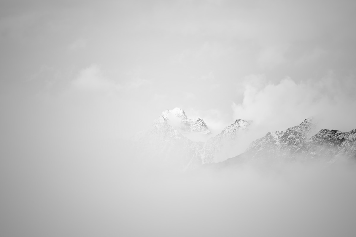 Berggipfel im geheimnisvollen Nebelschleier