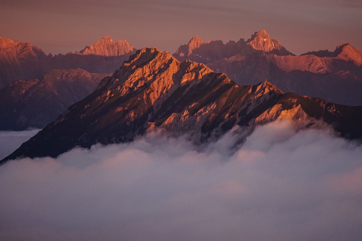 Wolkenmeer trifft Alpenglühen