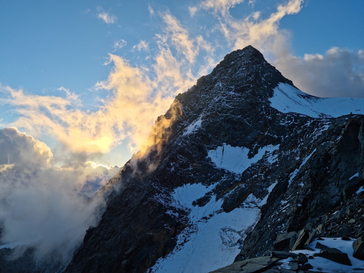 Der Großglockner befreit sich aus dem Nebel