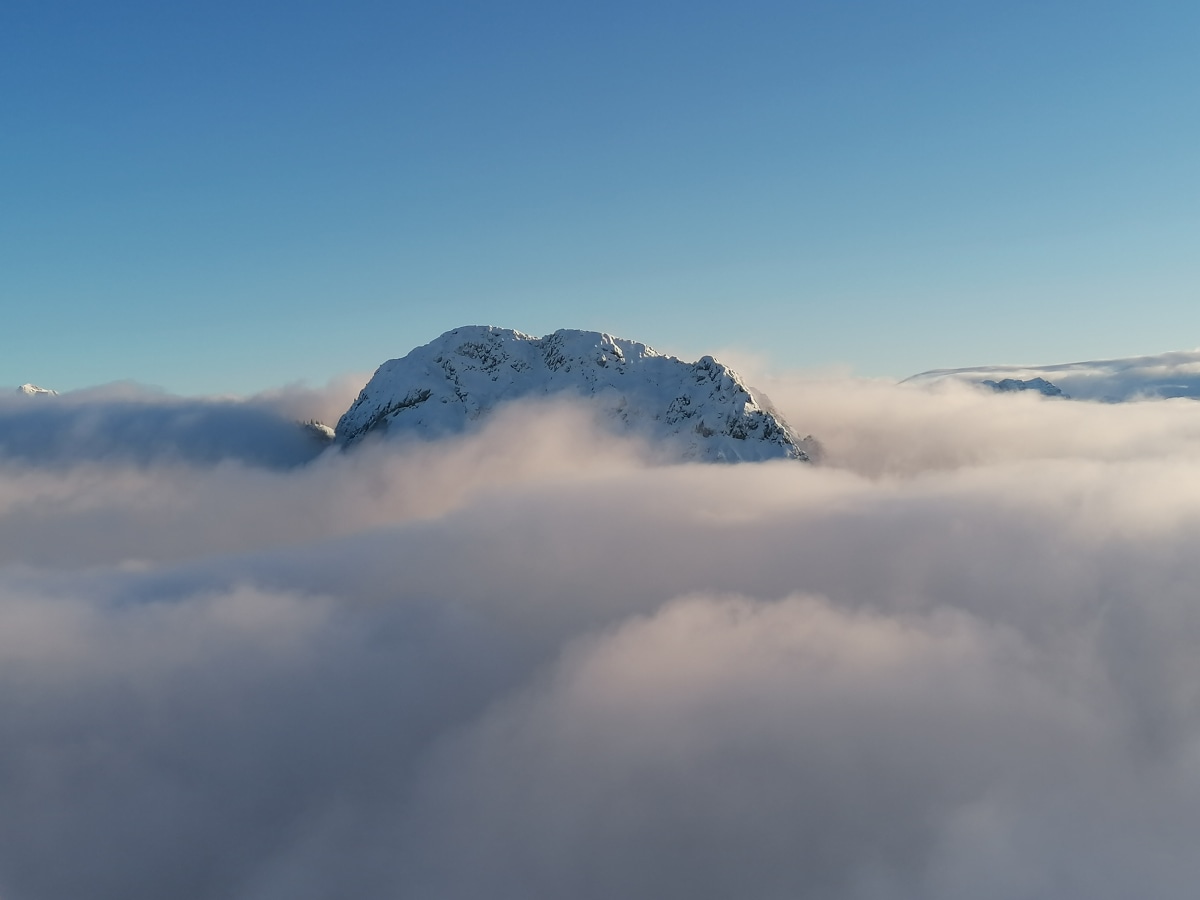 Ein Berg im Nebelmeer
