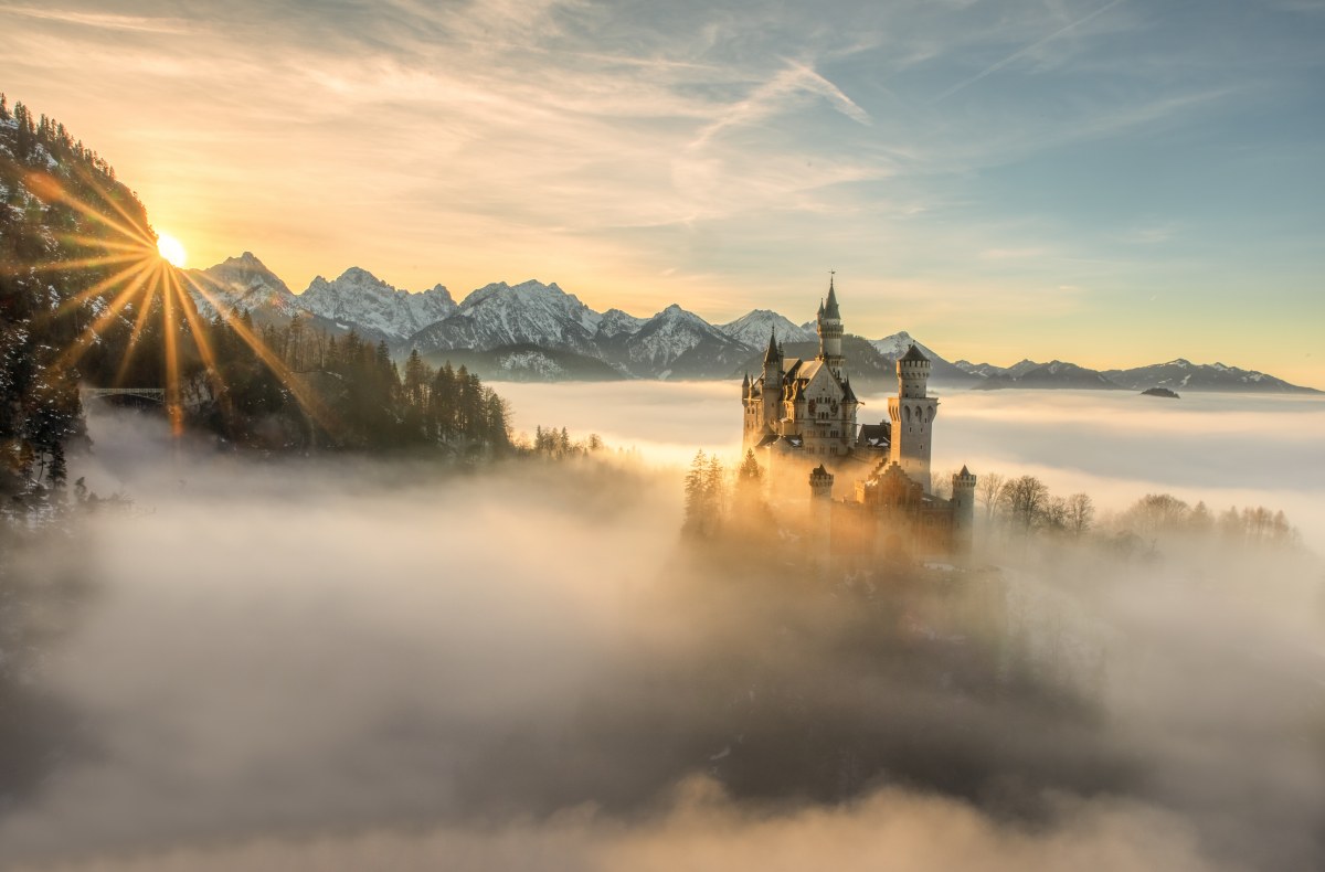 Schloss im nebel