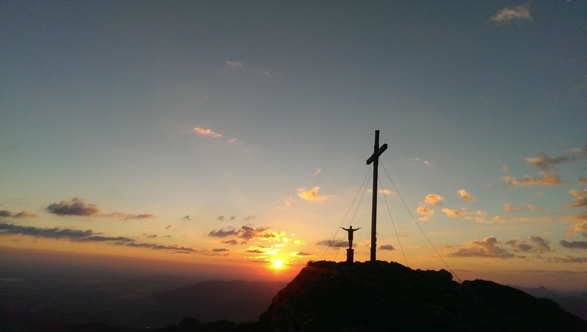 Sonnenaufgang am Benediktenwandkreuz