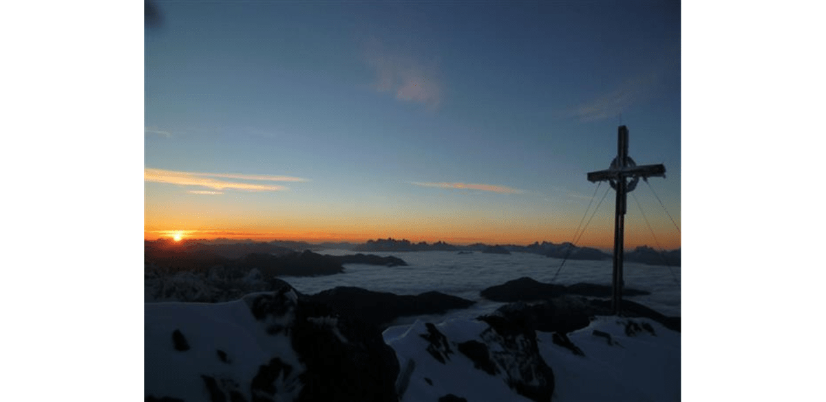 Magischer Moment am Gipfel: Sonnenaufgang