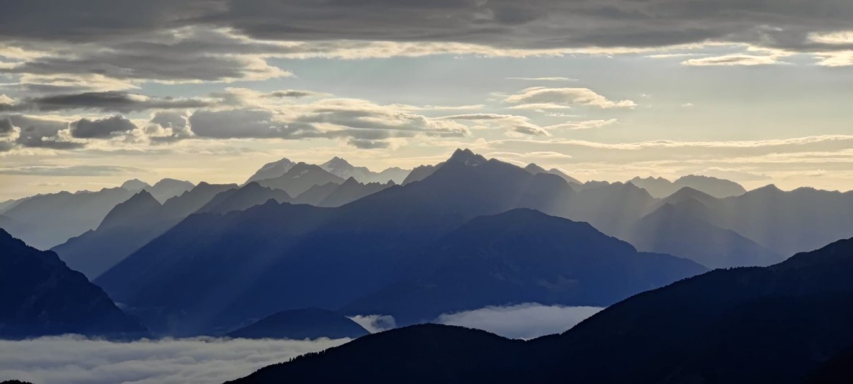 Silhouette der Berge