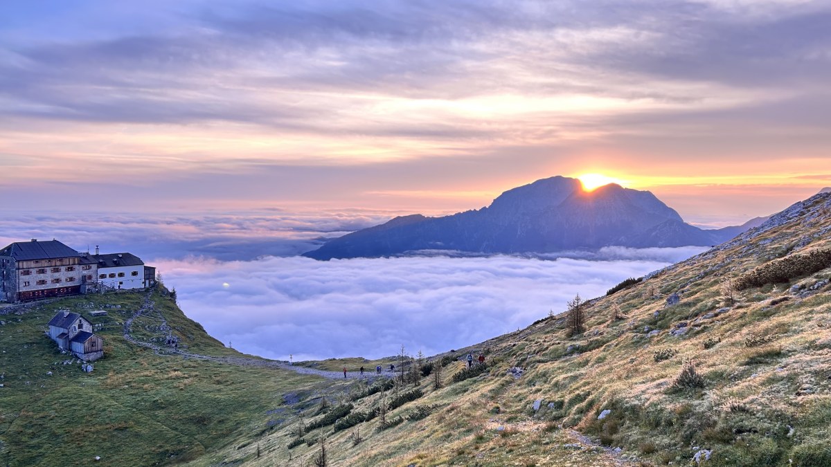 Sonnenaufgang am Watzmannhaus