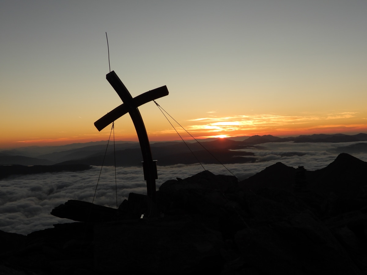 das Kreuz verneigt sich vor der Sonne :-)