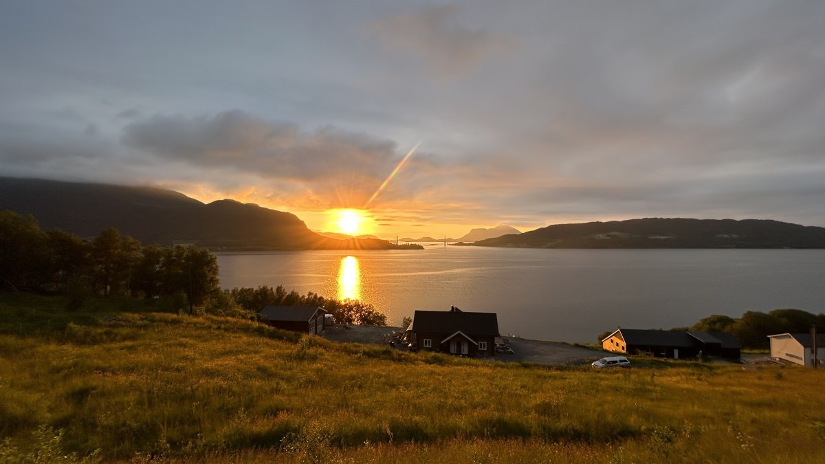 Der Tag erwacht am Fjord
