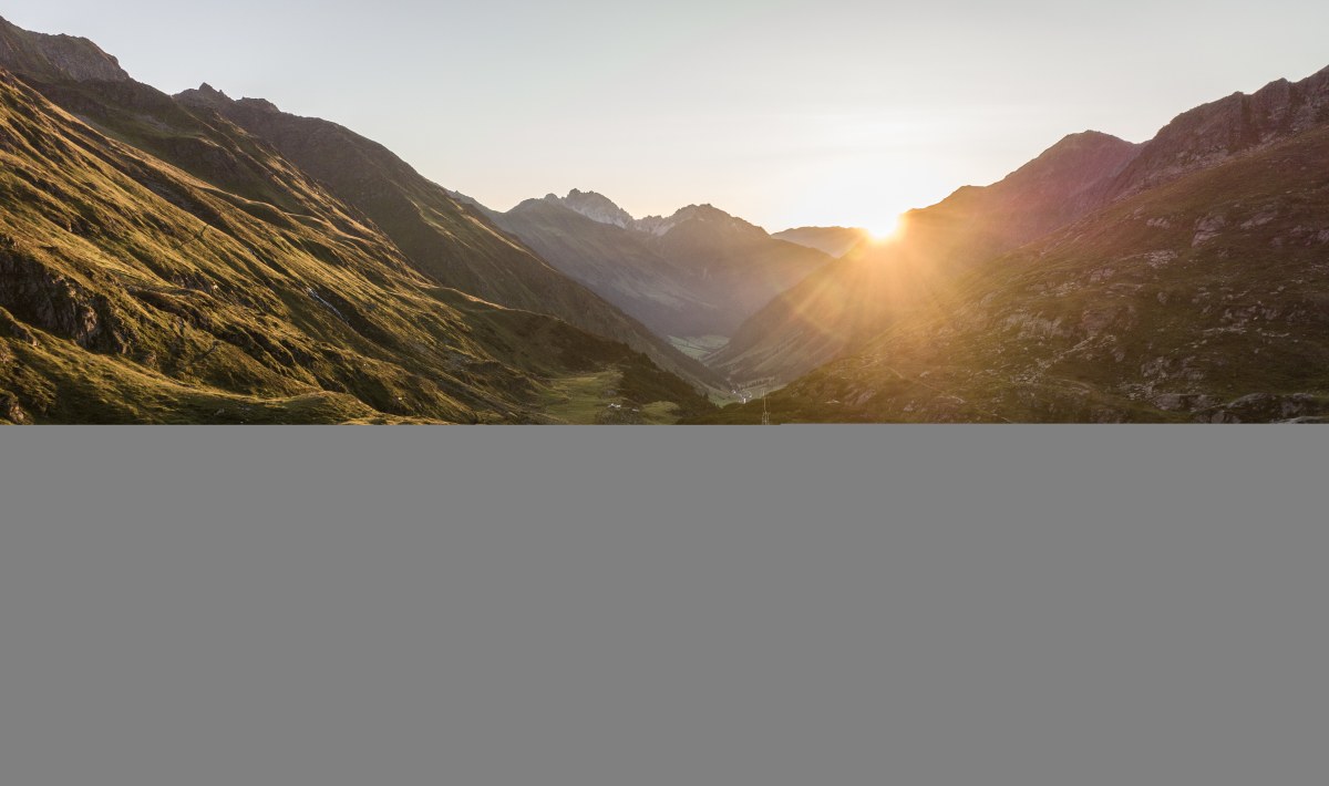 Blick ins Oberbergtal bei Sonnenaufgang