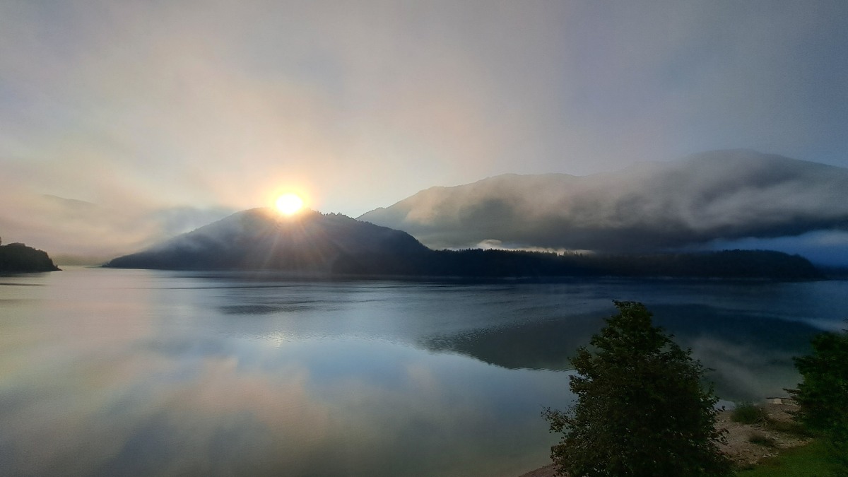 Sonne erwacht am Sylvensteinstausee, wie ein Schauspiel