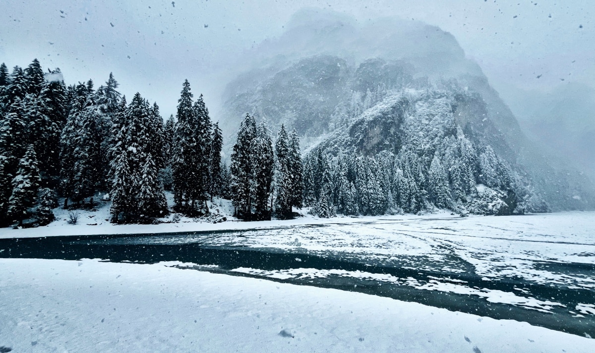 Pragser Wildsee im Schneegestöber