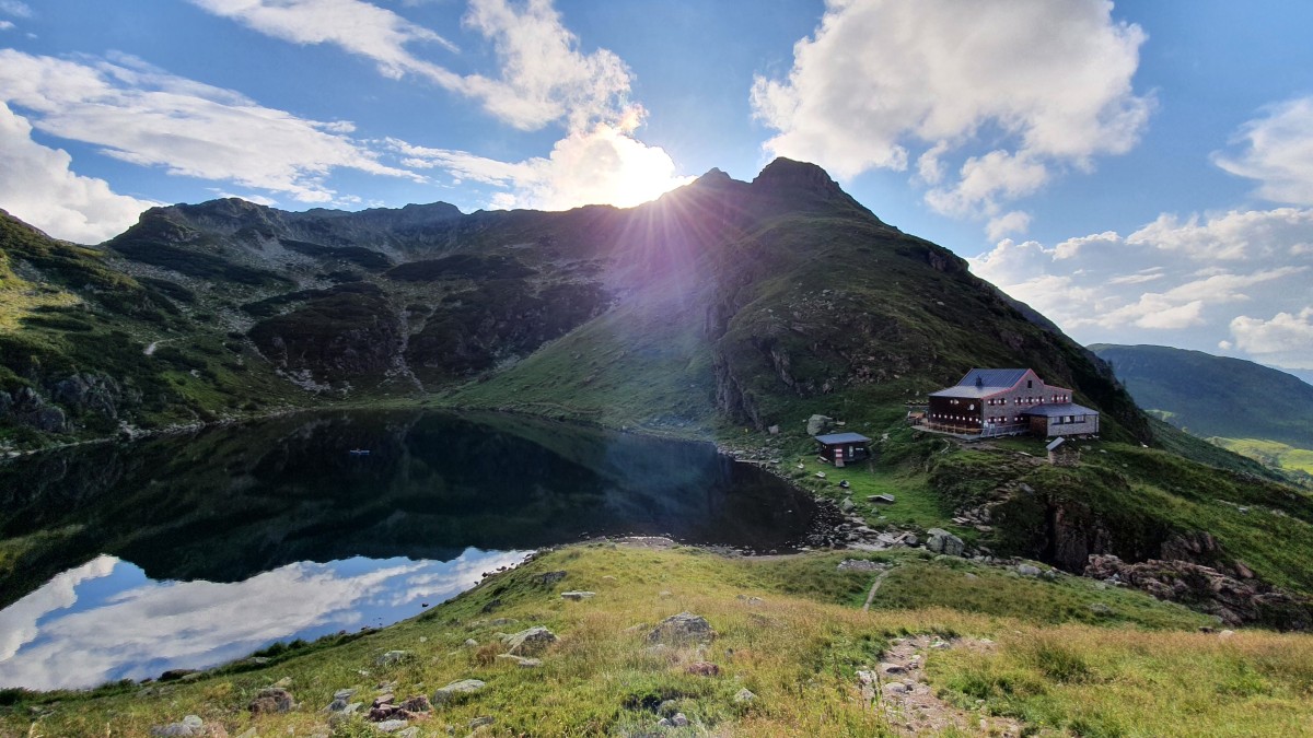 Die letzten Sonnenstrahlen über dem Wildsee und dem Wildseeloderhaus