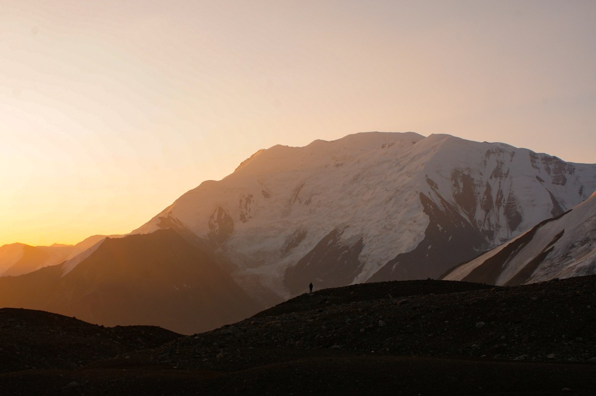 Morgensonne auf den 7000ern des Pamir-Gebirges