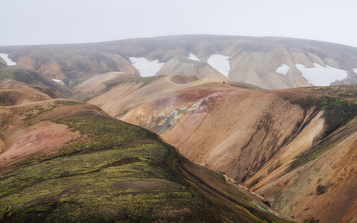 Nebelverhangene Rhyolithberge am Laugavegur