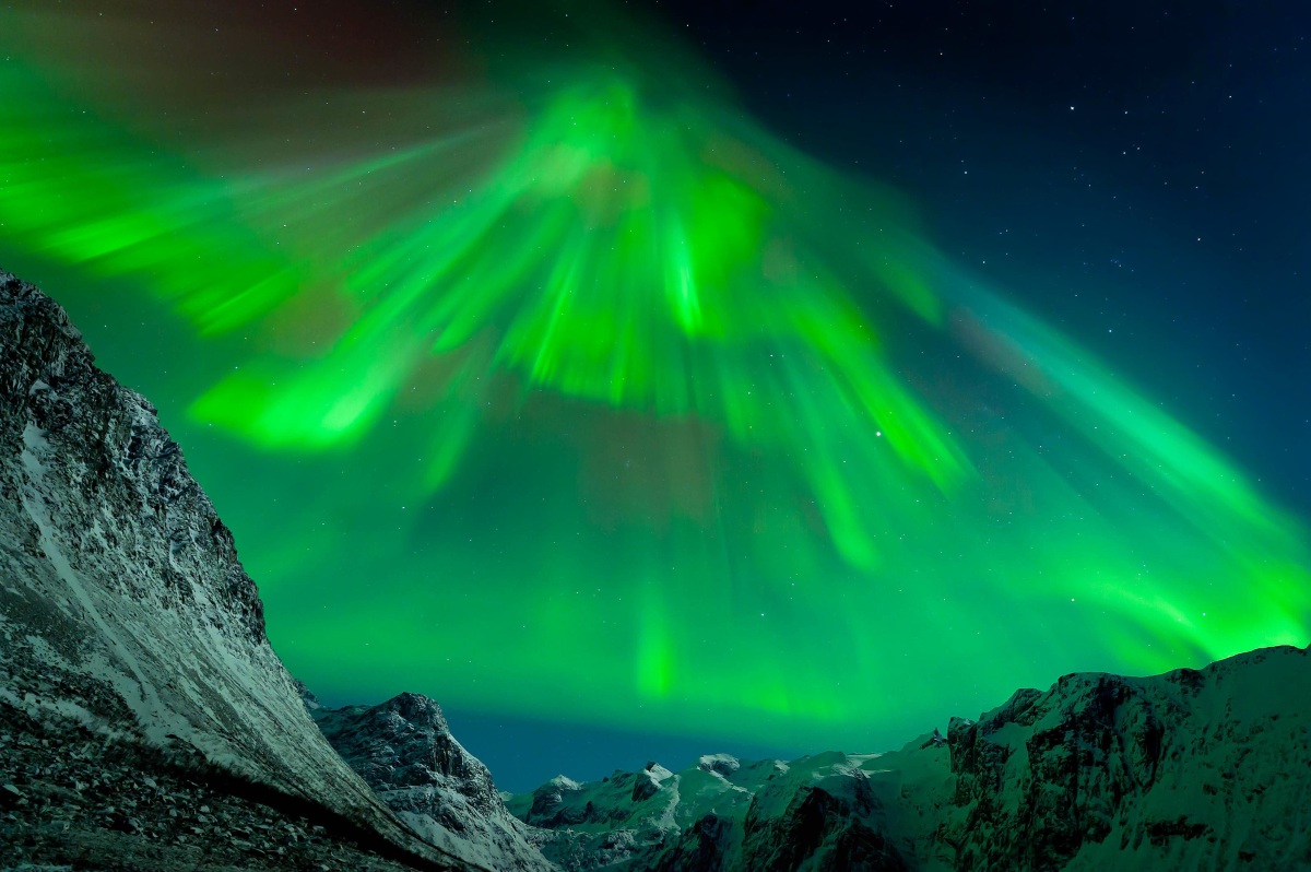 Aurora Borealis über den BErgen von Tromvik