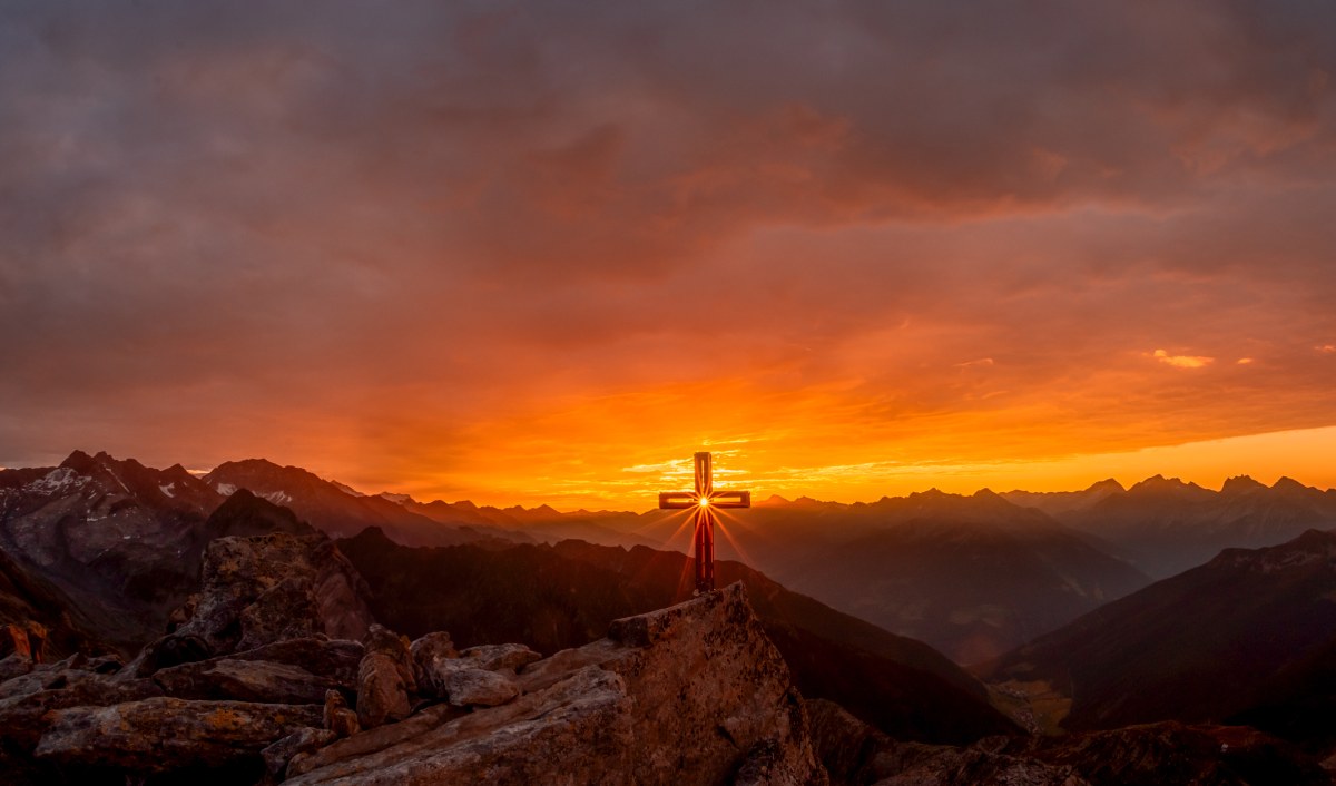 Sonnenaufgang am Gipfelkreuz