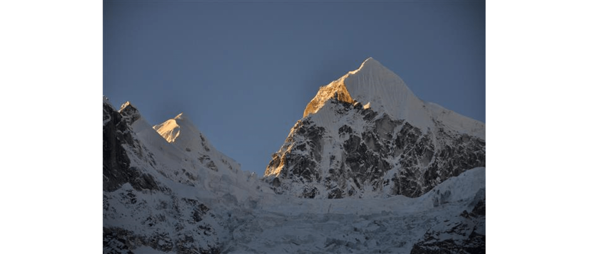 ein mir unbekannter berg vor dem larkya la pass
