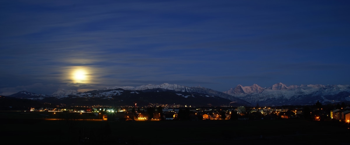 Mond trifft Alpenglühen