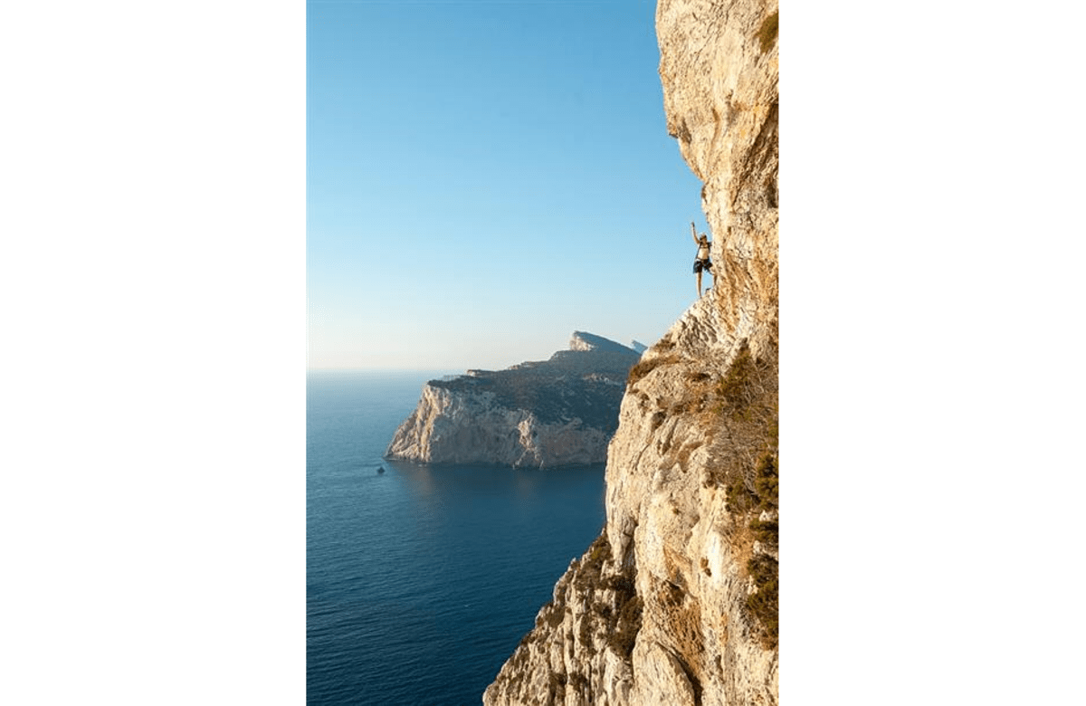 Hoch über dem blauen Meer im Klettersteig Capo Caccia