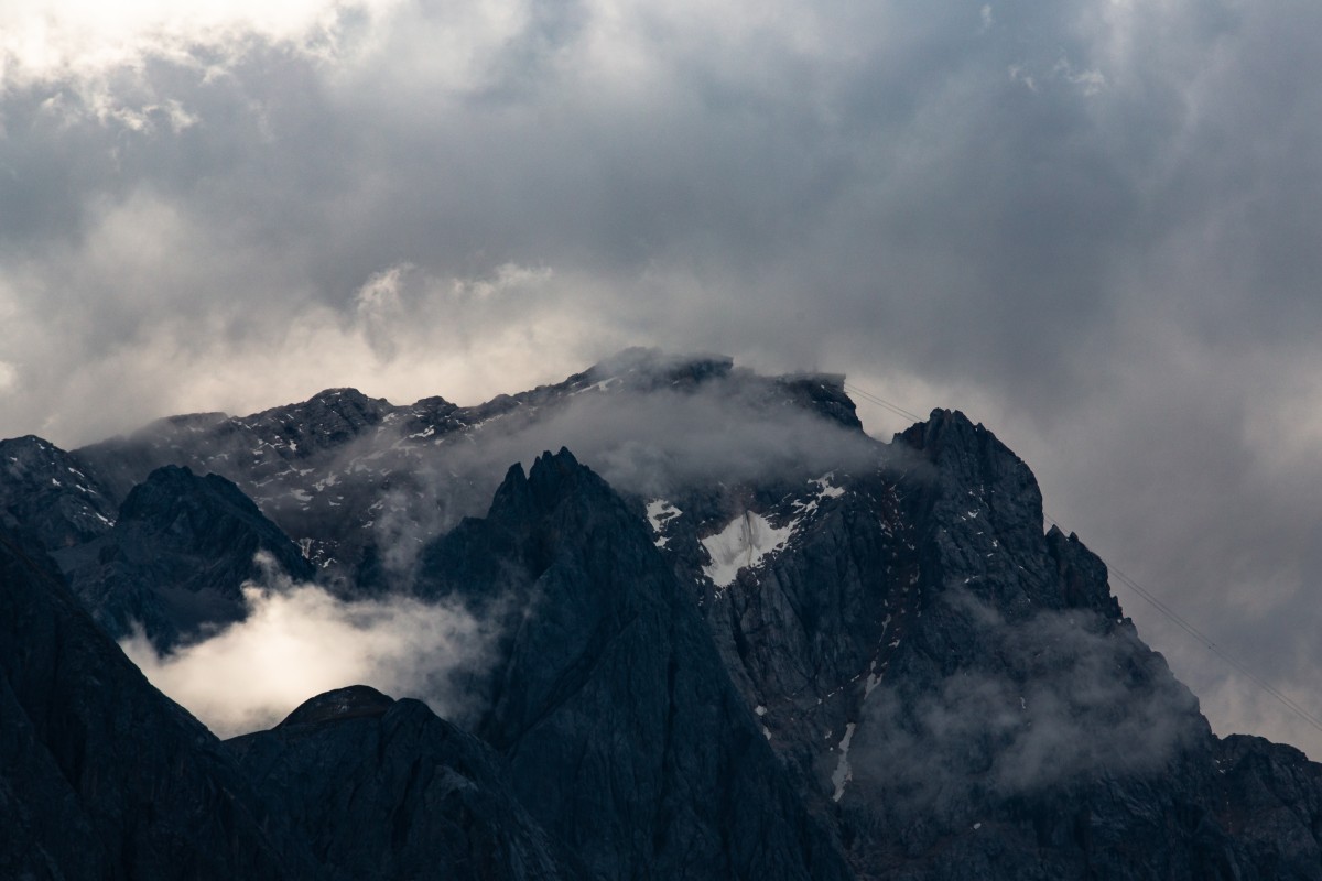 Zugspitze von Wolken verhangen
