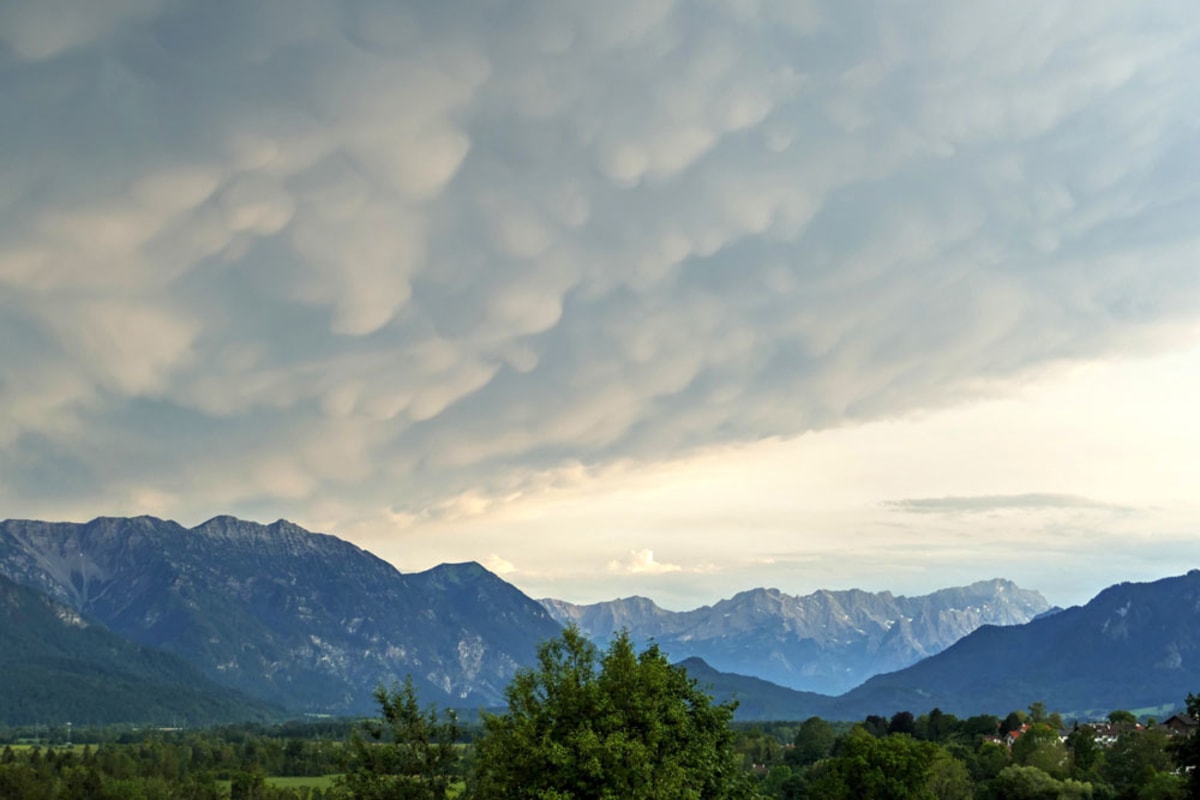 Mammatuswolken über dem Estergebirge