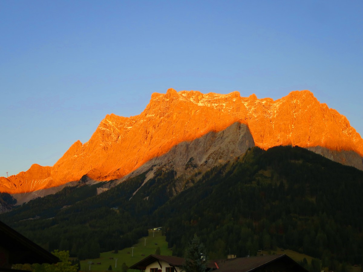 Alpenglühen an der Zugspitze von Ehrwald aus