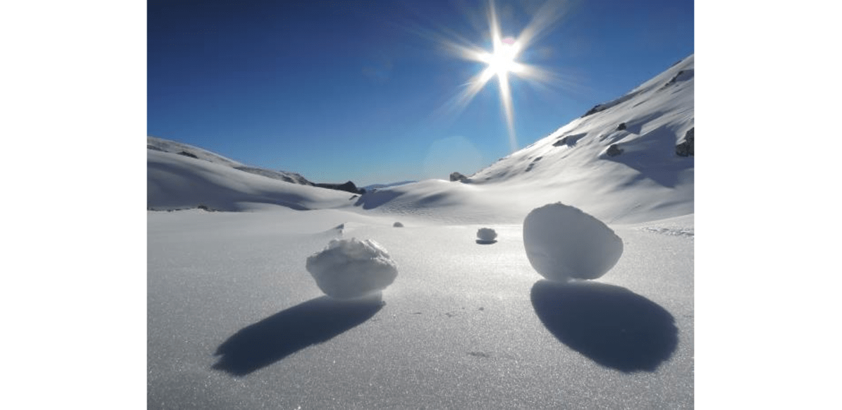 Schnee-Findlinge auf Harsch, garniert mit tief stehender Dezember-Sonne