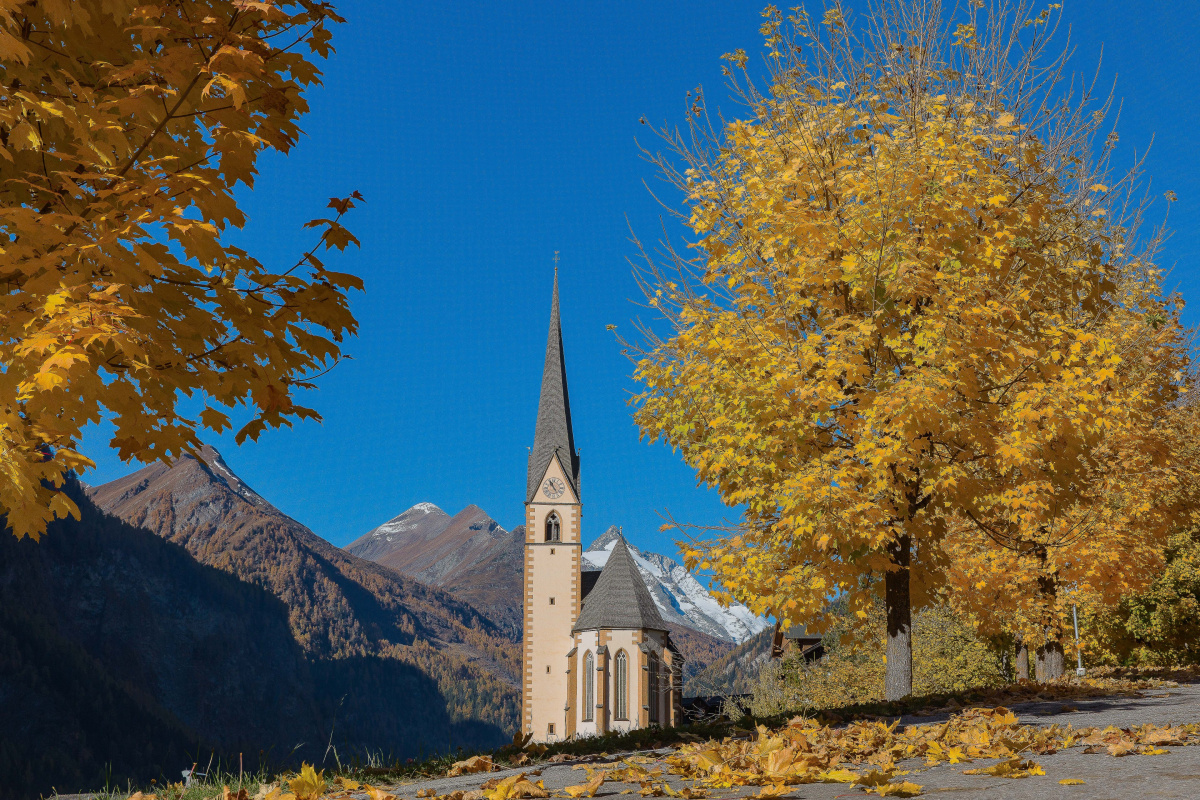 Pfarrkirche Heiligenblut im Herbst