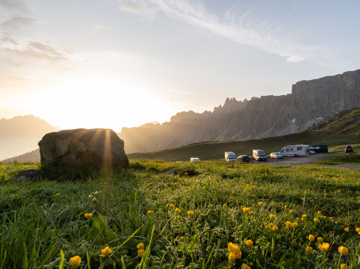 "Der frühe Zauber: Ein malerischer Sonnenaufgang über den Berggipfeln"