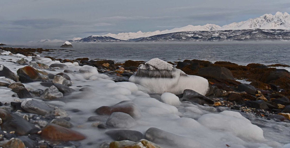 Steine mit Eiskappen am Ullsfjord