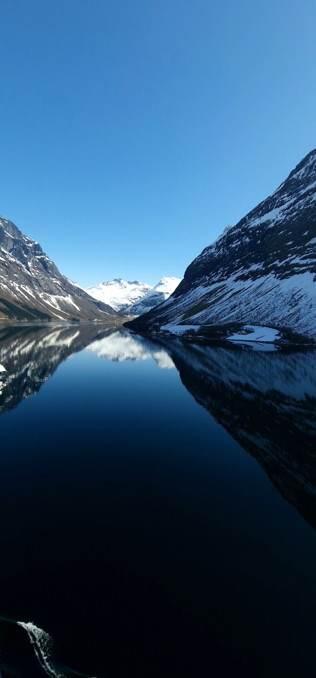 Eisige Stille im norwegischen Fjord